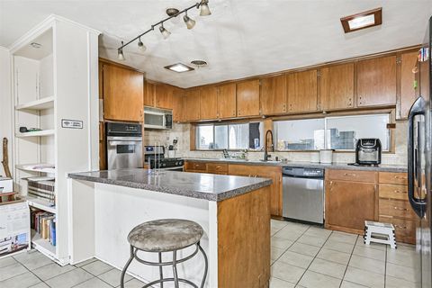 Tiny photo for 901 N Amburn Road, Texas City, TX 77591 (MLS # 44354000)