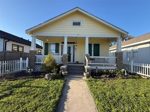 Photo of 4416 Avenue R, Galveston, TX 77550 (MLS # 84247058)