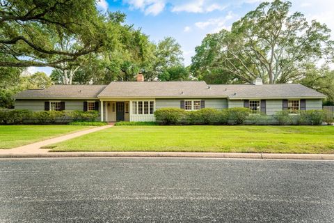 Photo of 811 Adell Street, El Campo, TX 77437 (MLS # 87193620) Photo of 811 Adell Street, El Campo, TX 77437 (MLS # 87193620)