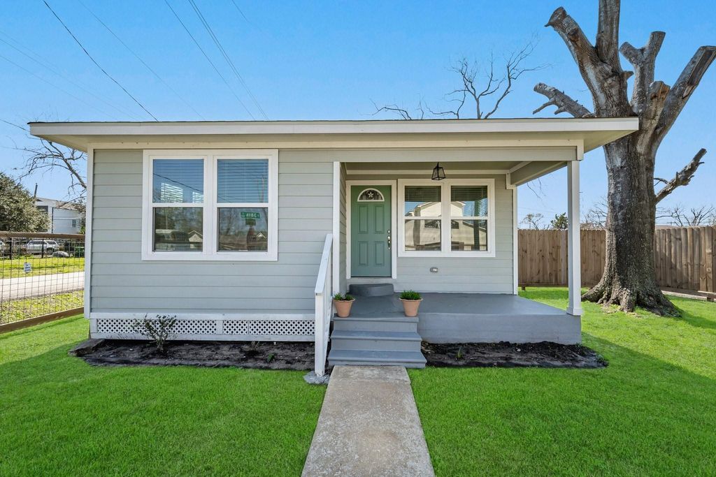 Photo of 632 E 38th Street, Houston, TX 77022 (MLS # 30026320)