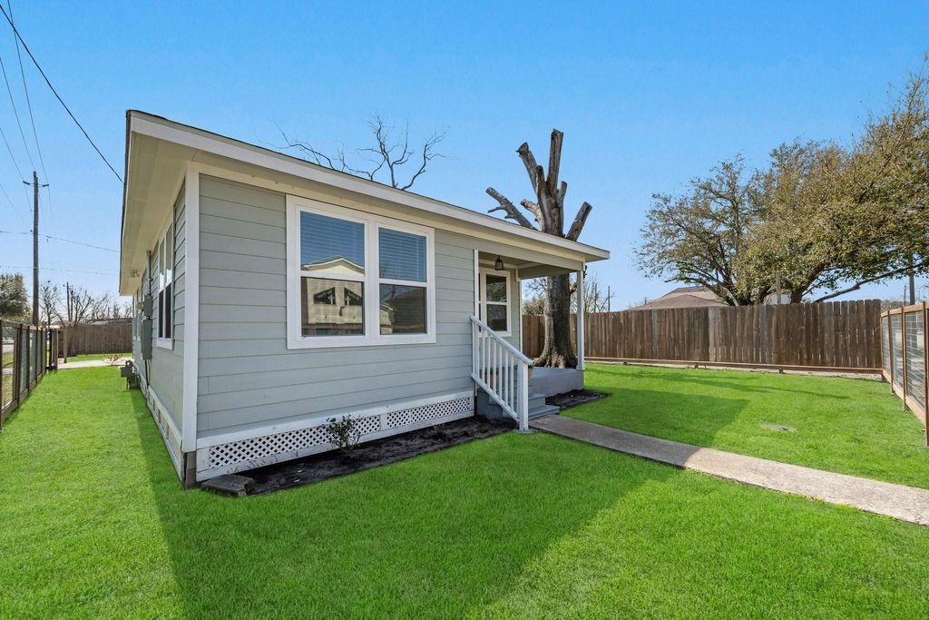 Photo of 632 E 38th Street, Houston, TX 77022 (MLS # 30026320)