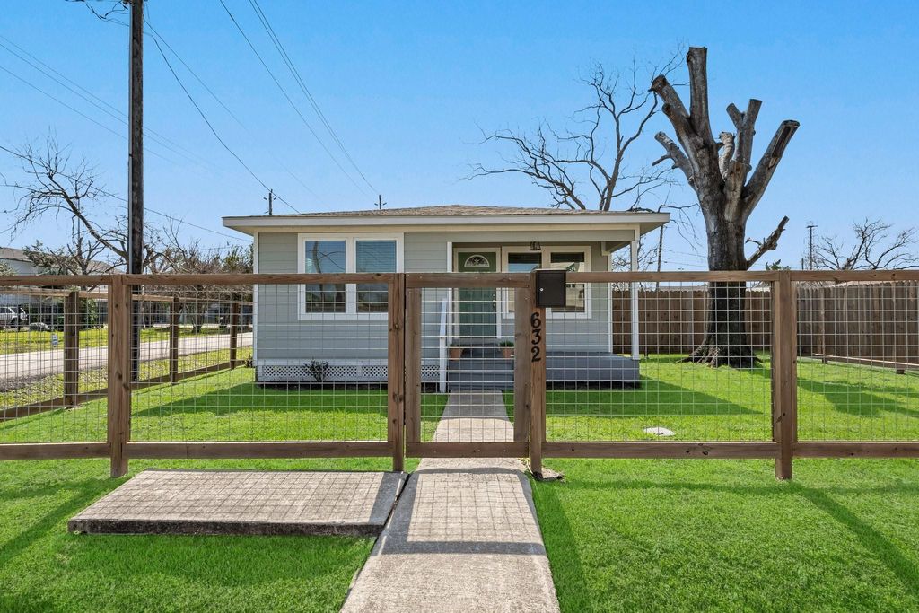 Photo of 632 E 38th Street, Houston, TX 77022 (MLS # 30026320)