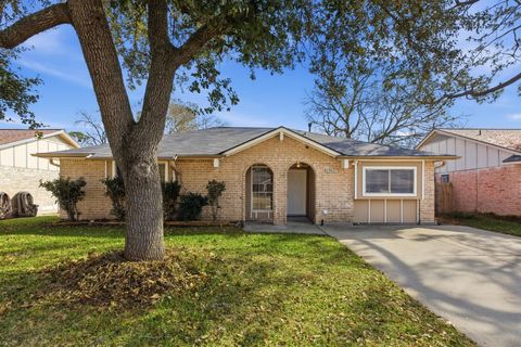 Photo of 13627 Greenway Drive, Sugar Land, TX 77498 (MLS # 79017739)