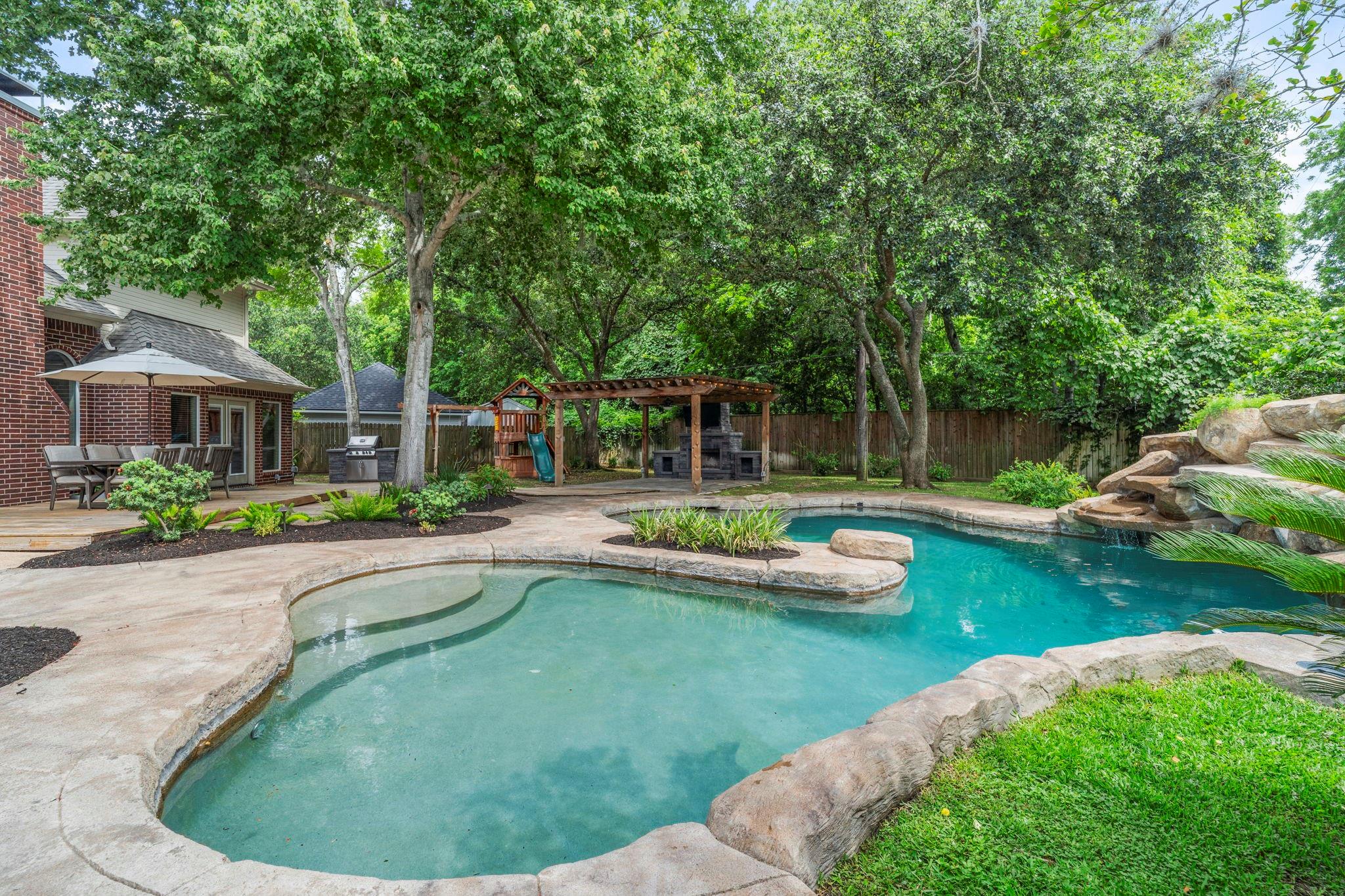 1518 Honeysuckle Lane