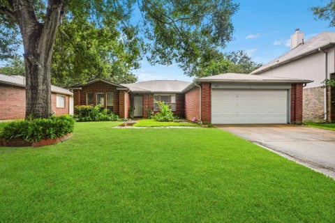 Homes For Sale - 1723 Oak Ridge Drive<br/> Kemah, TX 77565