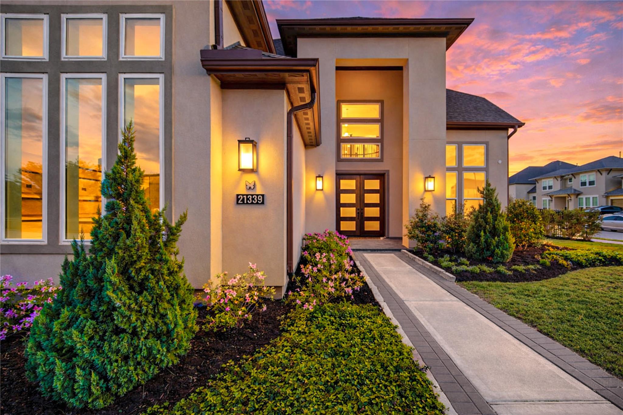 21339 Crescent Winged Drive