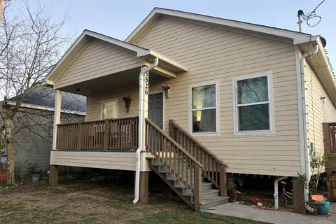 Photo of 5526 Avenue M 1/2, Galveston, TX 77551 (MLS # 68829428)