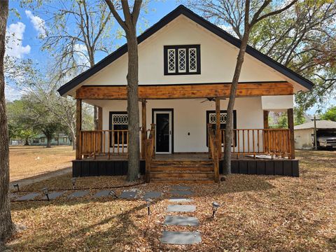 Photo of 111 Duke Street, Yoakum, TX 77995 (MLS # 14164915)