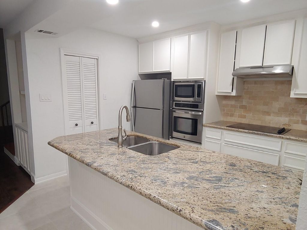 Photo of 902 Memorial Village Drive, Houston, TX 77024 (MLS # 74353517)