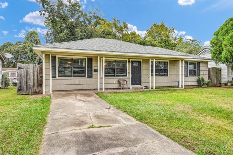 Photo of 1120 Woodbine Drive, West Columbia, TX 77486 (MLS # 50402180)