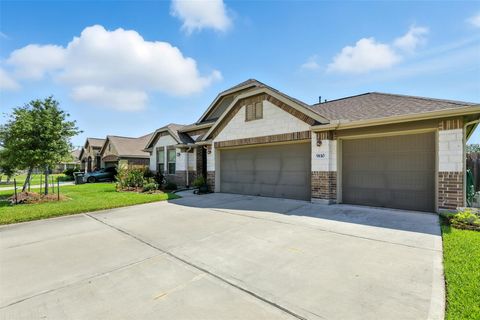 Photo of 9110 Brett Court, Mont Belvieu, TX 77523 (MLS # 38305405)