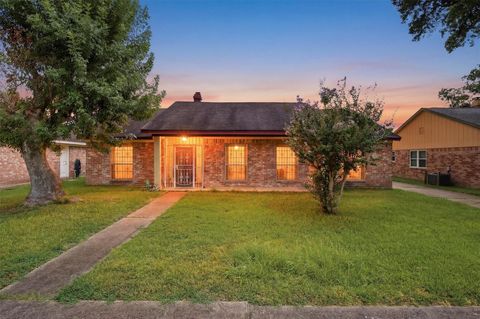 Photo of 12126 Pine Knoll Drive, Houston, TX 77099 (MLS # 82725609)