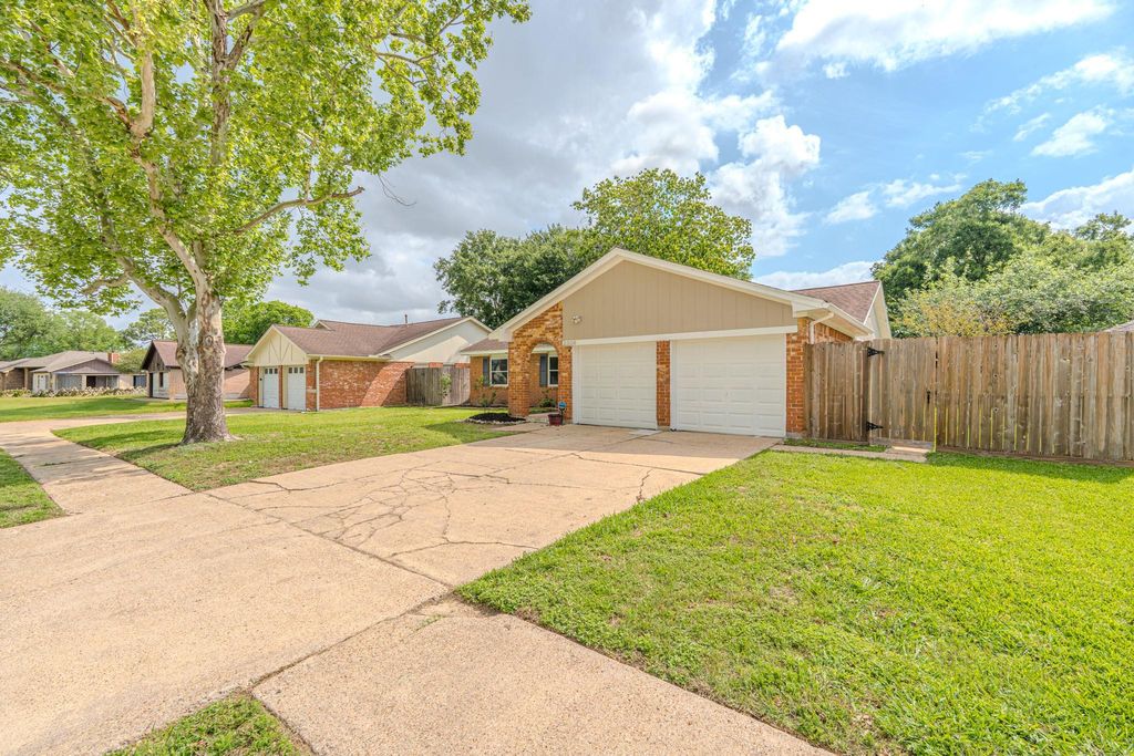 Photo of 2309 Romayor Court, Pearland, TX 77581 (MLS # 31634195)