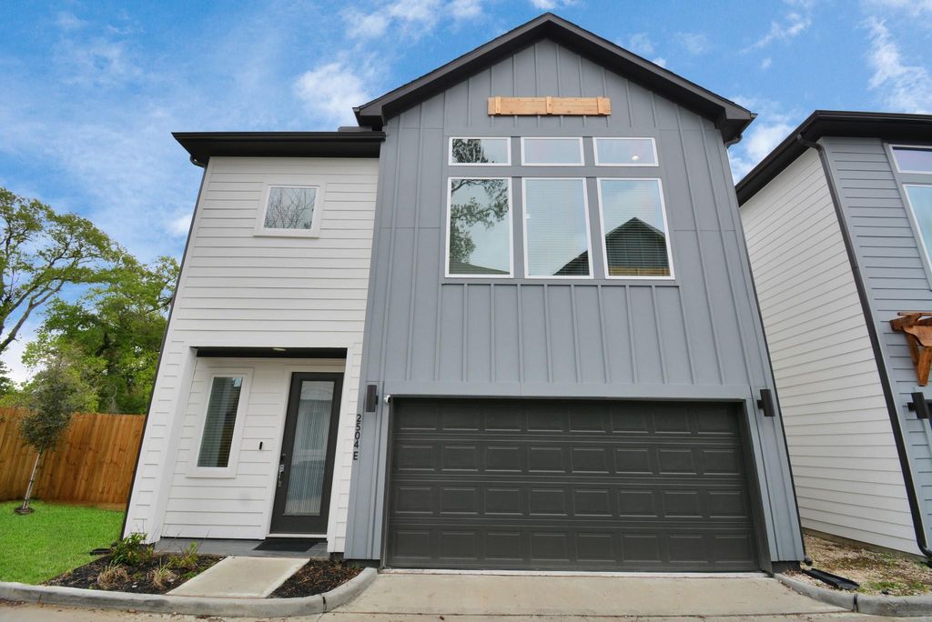 Photo of 2504 W Tidwell Road #E, Houston, TX 77091 (MLS # 22858769)