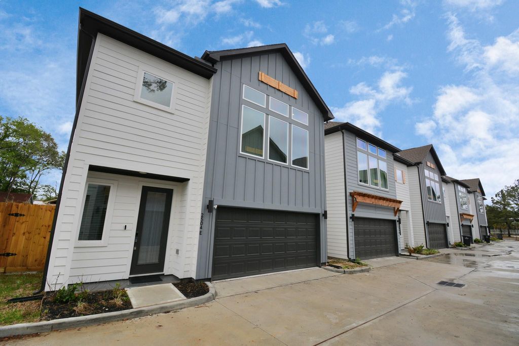 Photo of 2504 W Tidwell Road #E, Houston, TX 77091 (MLS # 22858769)