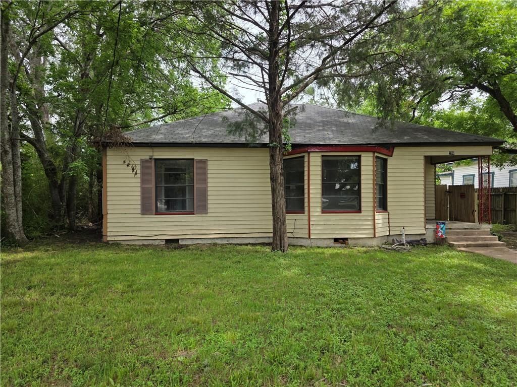Photo of 206 Gibbs Street, Navasota, TX 77868 (MLS # 488467)