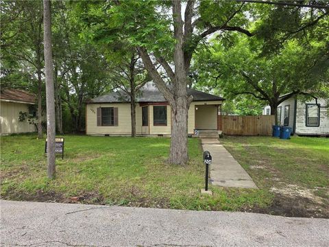 Photo of 206 Gibbs Street, Navasota, TX 77868 (MLS # 488467)