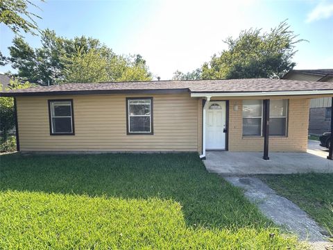Photo of 2514 Avenue B, Dickinson, TX 77539 (MLS # 9286093)