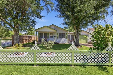 Photo of 3006 Western Ave AVE, Orange, TX 77630 (MLS # 89130296)