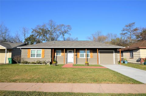Photo of 1945 Coulcrest Drive, Houston, TX 77055 (MLS # 7249061)