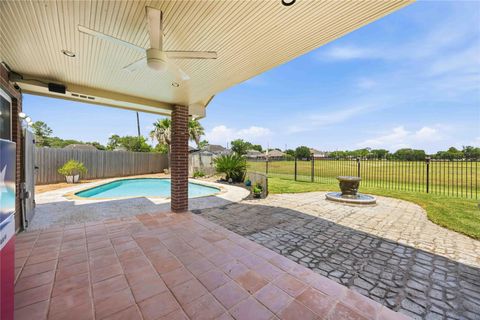 Homes For Sale - 3923 Oak Wood Drive<br/> Pearland, TX 77581