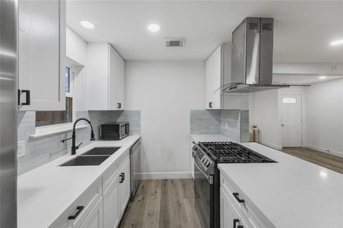 Tiny photo for 9618 Glenwood Forest Drive, Houston, TX 77078 (MLS # 18908773)