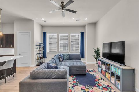 Tiny photo for 144 Knightsbridge Park Lane, Houston, TX 77018 (MLS # 53939103)