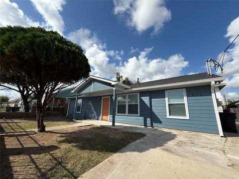 Photo of 611 N Eastwood Street, Houston, TX 77011 (MLS # 5020877)