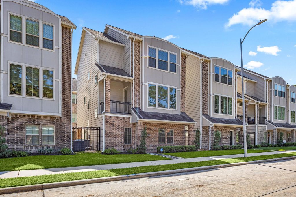 Photo of 1224 Murrayhill Drive, Houston, TX 77043 (MLS # 27520182)