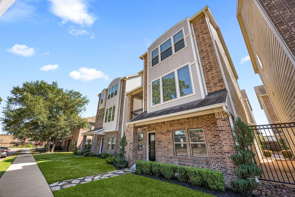 Photo of 1224 Murrayhill Drive, Houston, TX 77043 (MLS # 27520182)