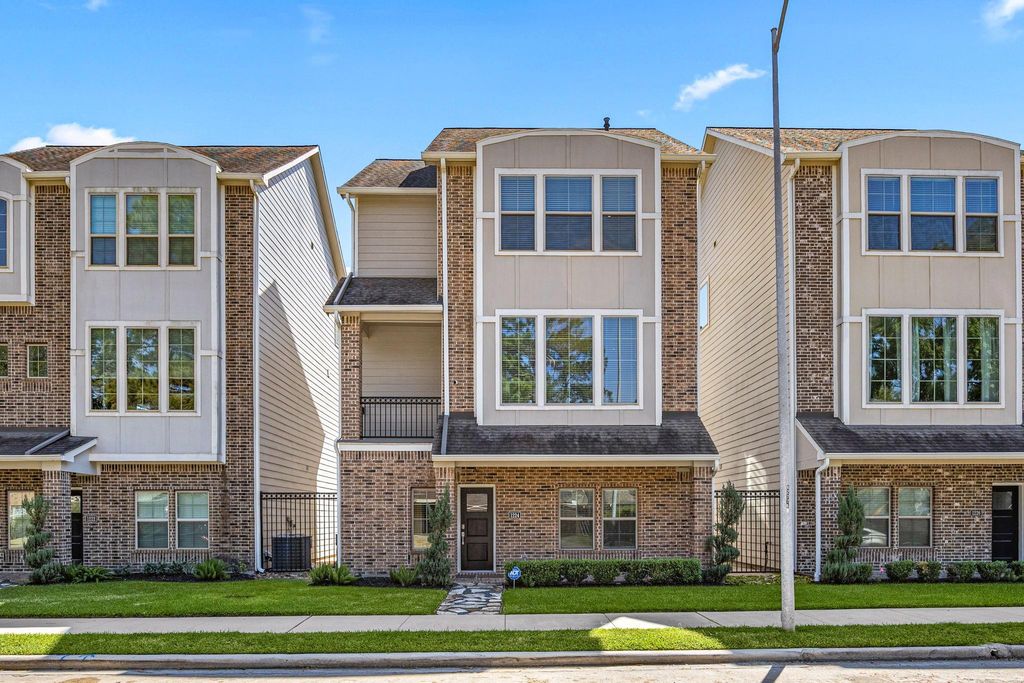Photo of 1224 Murrayhill Drive, Houston, TX 77043 (MLS # 27520182)