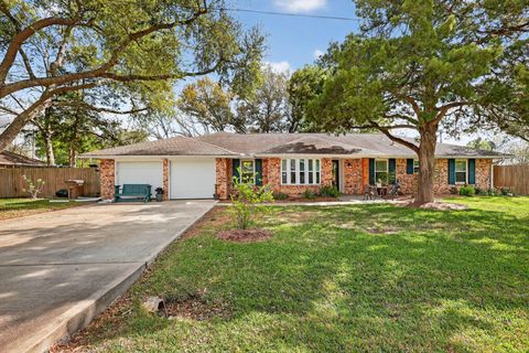 Photo of 2615 Avenue B, Dickinson, TX 77539 (MLS # 40730570)