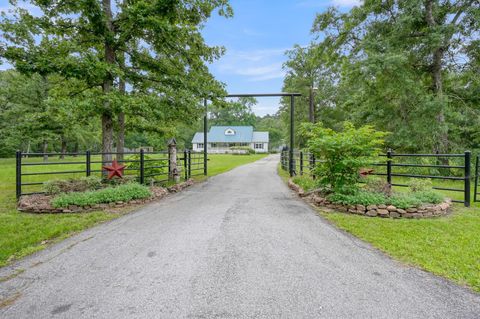 Photo of 197 Sunset Lake Drive, Huntsville, TX 77340 (MLS # 7617828)