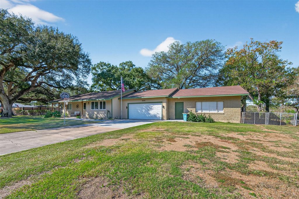 Photo of 204 King Dr Dr, Columbus, TX 78934 (MLS # 88092131)