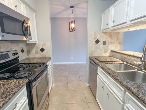 Condo For Sale - 2125 Augusta Drive #21<br/> Houston, TX 77057