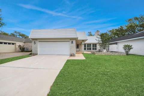 Photo of 5 Tiffany Square, Sugar Land, TX 77478 (MLS # 9503519)