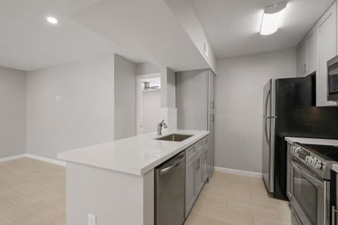 Photo of 2121 Fountain View Drive #24, Houston, TX 77057 (MLS # 98469337)
