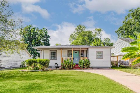 Photo of 45 18th Avenue N, Texas City, TX 77590 (MLS # 81191820)