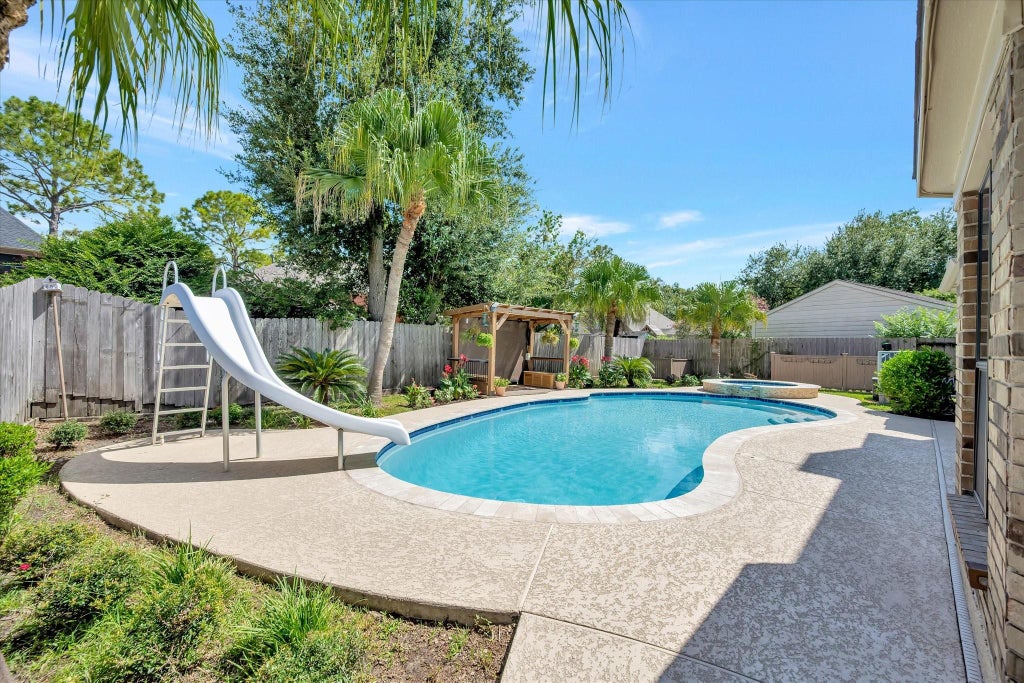 Photo of 830 Island Meadow Court, Houston, TX 77062 (MLS # 48540029)