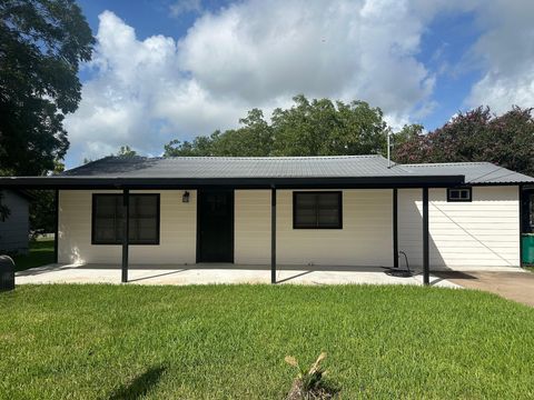 719 Eckel Street La Grange TX 78945