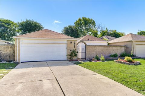 Photo of 3927 Summit Valley Drive, Houston, TX 77082 (MLS # 71940687)