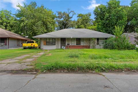 Photo of 6043 Glenhurst Drive, Houston, TX 77033 (MLS # 79580837)