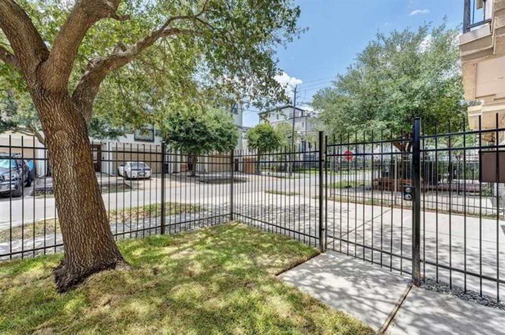 Photo of 2514 Maxroy Street, Houston, TX 77007 (MLS # 26526184)