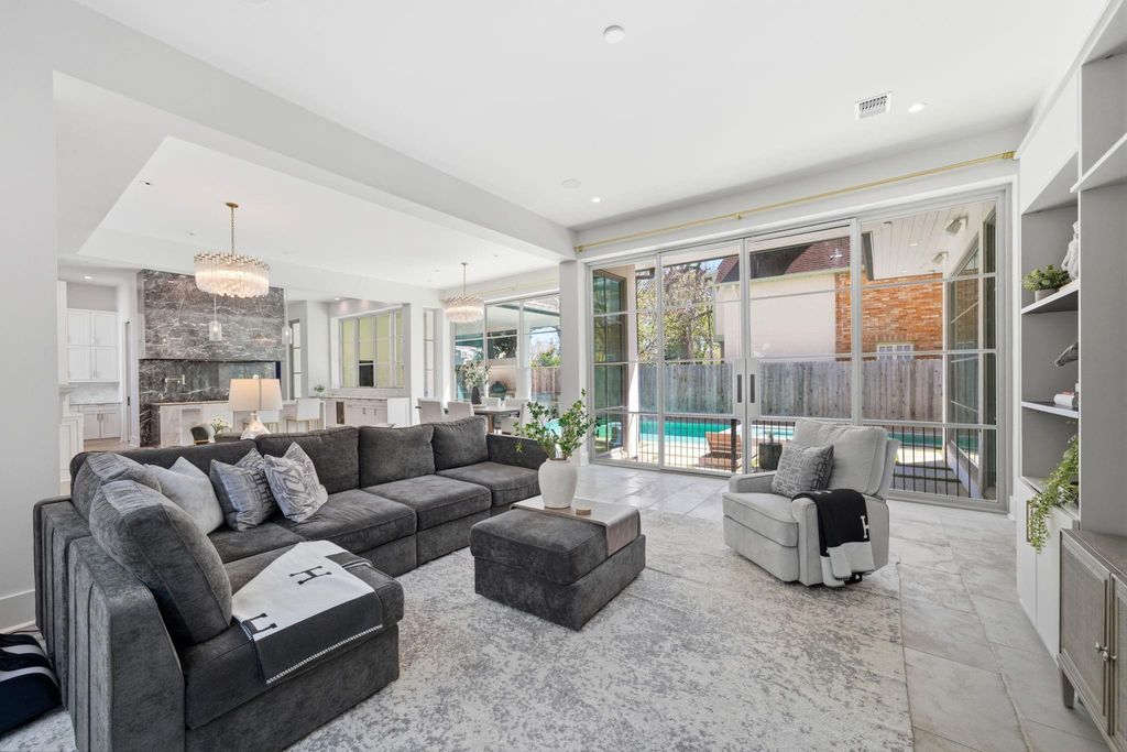 Photo of 2615 Yupon Street, Houston, TX 77006 (MLS # 94050276)