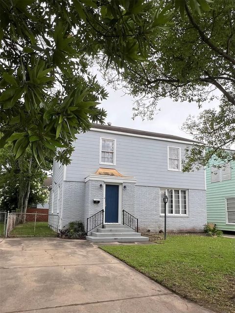Photo of 4711 Avenue R 1/2, Galveston, TX 77551 (MLS # 60355040)