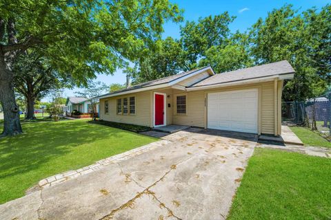 Photo of 3025 Vance Avenue, Texas City, TX 77590 (MLS # 34098079)