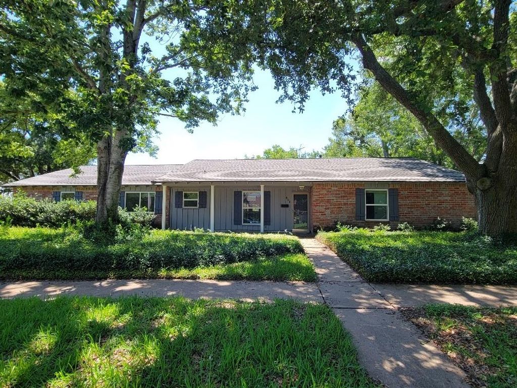 Photo of 802 Seafoam Road, Houston, TX 77062 (MLS # 96599827)