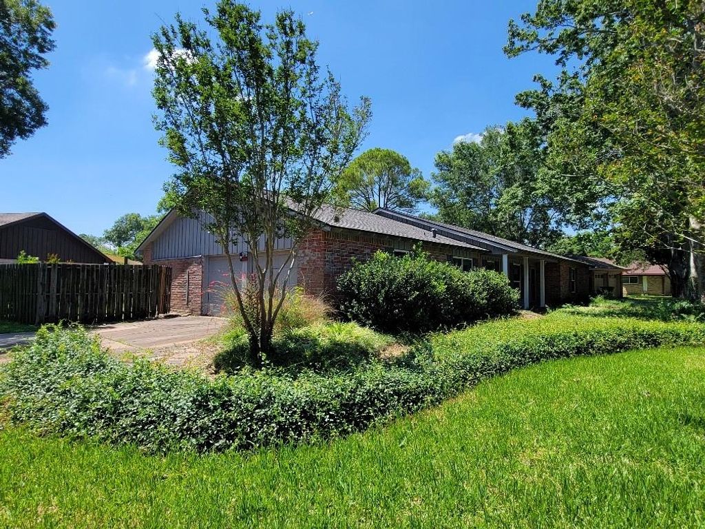 Photo of 802 Seafoam Road, Houston, TX 77062 (MLS # 96599827)
