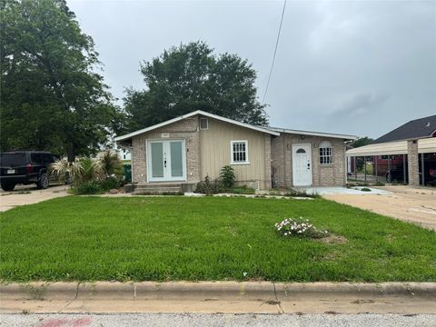 Photo of 709 Sabine Street, Brenham, TX 77833 (MLS # 5183261)