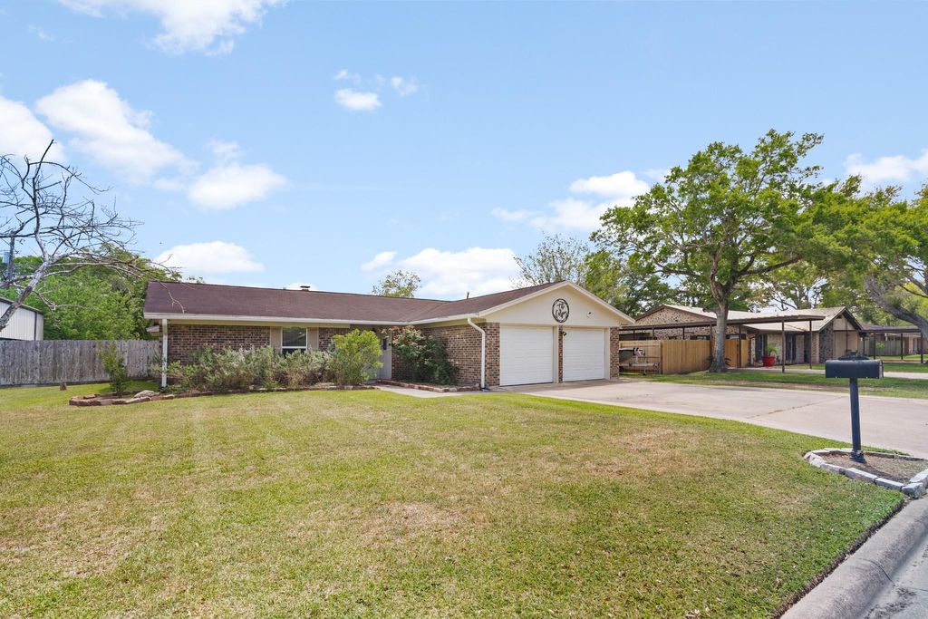 Photo of 1003 Virginia Street, Edna, TX 77957 (MLS # 49682649)